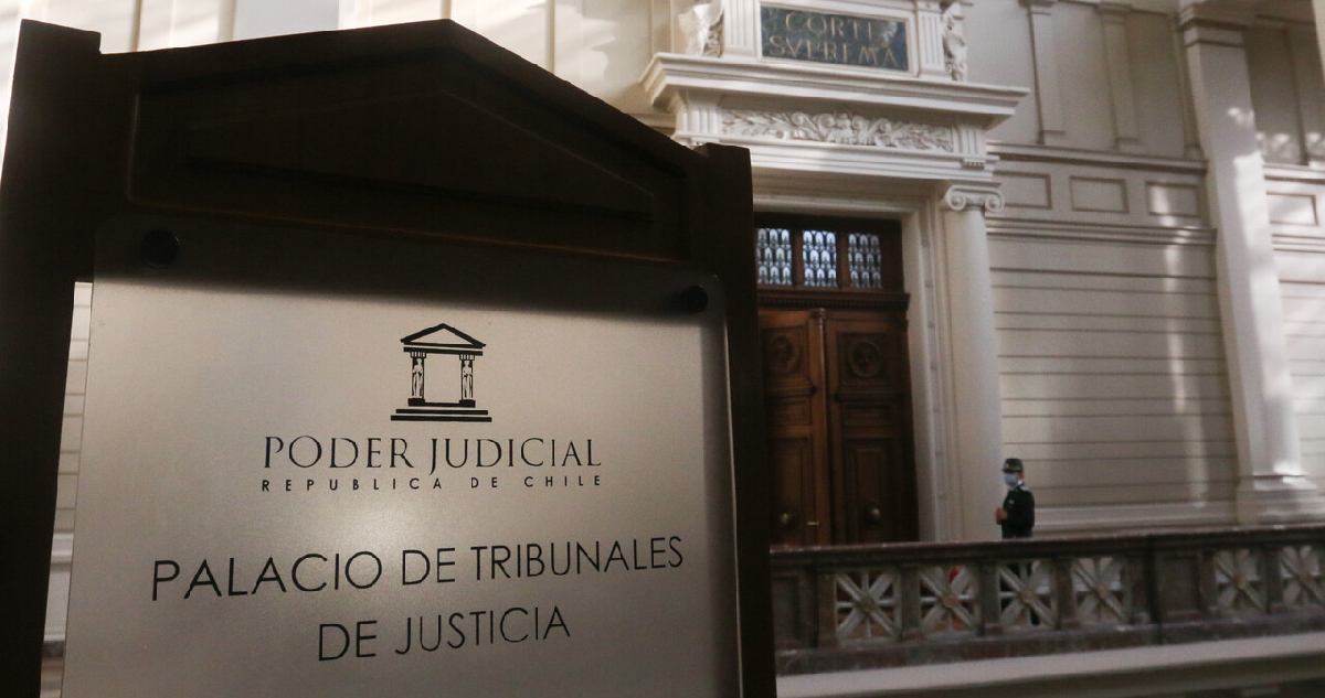 Interior del Palacio de Tribunales de Santiago. Plano de fondo: puerta de entrada a la Corte Suprema