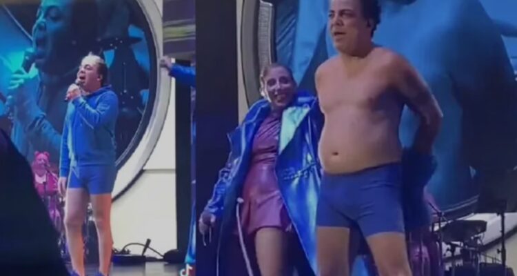 Cristian Castro semidesnudo
