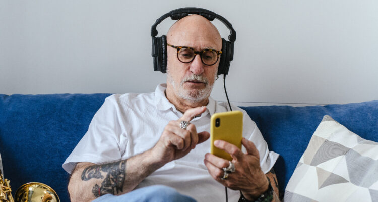 Programa gratuito enseñará a personas mayores a emprender y recrearse desde sus smartphones