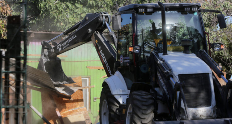 Alcalde confirma demolición de terrazas de locales comerciales instaladas en veredas de Puerto Montt