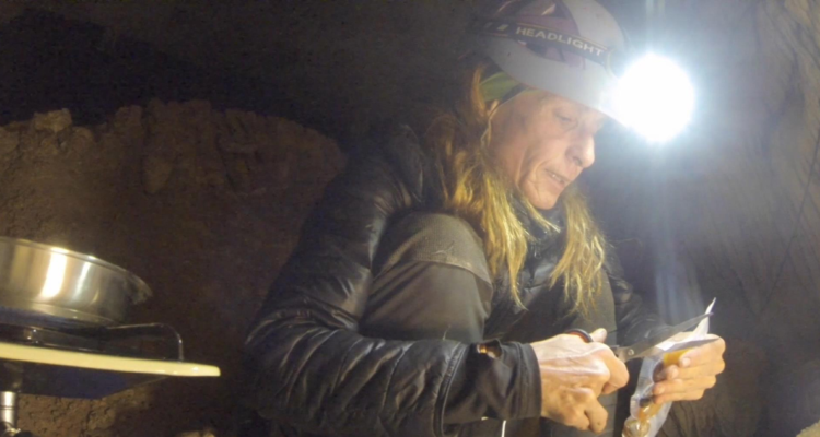 Captura de video en la que se puede ver a Beatriz Flamini, deportista de élite, alpinista y escaladora, que está a punto de cumplir el reto de permanecer quinientos días dentro de una cueva, en soledad, sin referencias de tiempo y sin contacto con el exterior, y que también supondrá un récord mundial de permanencia bajo tierra en estas condiciones extremas.