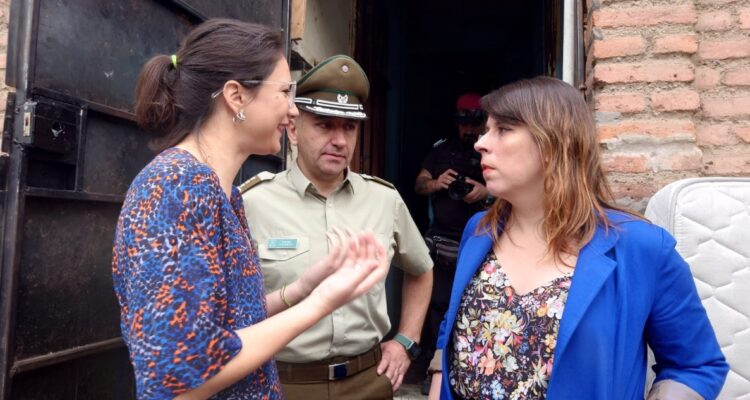 Alcaldesa Hassler lidera desalojo de propiedad tomada por el narcotráfico en Santiago