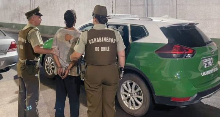Carabineros traslada con las manos esposadas al imputado por robo de vehìculo en Quellón