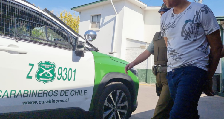 Carabineros detuvo a sujetos portando armas UZI y Glock, en medio de transacción de drogas.