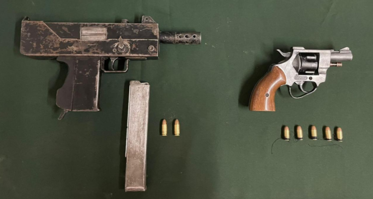 detienen a sujetos con subametralladora UZI
