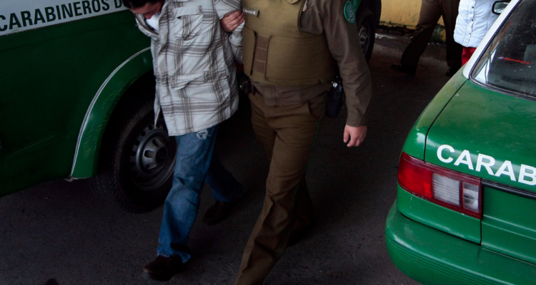 Hombre arriesga 7 años de cárcel por robo con violencia en Los Ángeles.