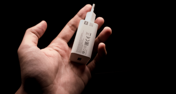 Hombre arriesga 5 años de cárcel por robar un cargador de celular desde un auto estacionado en Los Ángeles.