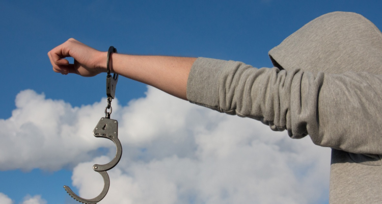 Hombre fue absuelto de un robo con violencia en Los Ángeles pese a las pruebas en su contra.