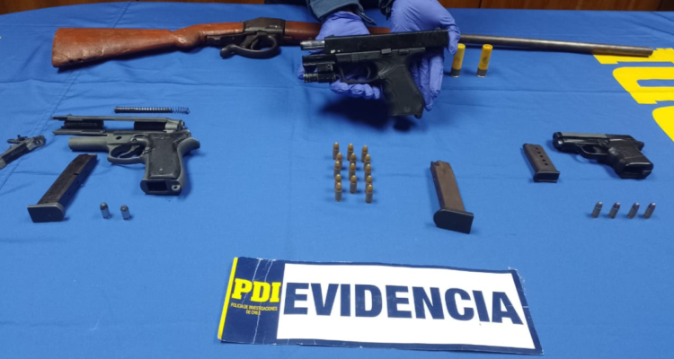 Detienen a adolescente que tenía 3 armas, 1 escopeta y municiones en su casa: las exhibía en Instagram.