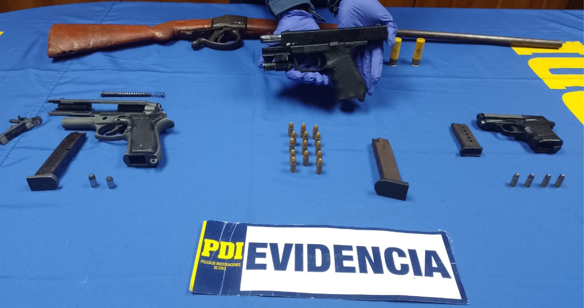 Detienen a adolescente que tenía 3 armas, 1 escopeta y municiones en su casa: las exhibía en Instagram.