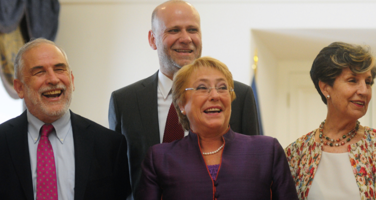 Bachelet en el radar: diputados PS proponen a expresidenta para ocupar puesto de Elizalde en el Senado.
