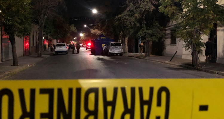 Hallan cadáver al interior de un tarro de basura en Recoleta.