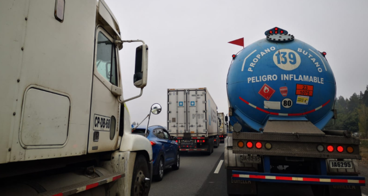Camioneros se moviliza por Ruta 5 Sur en cercanías de Los Ángeles.