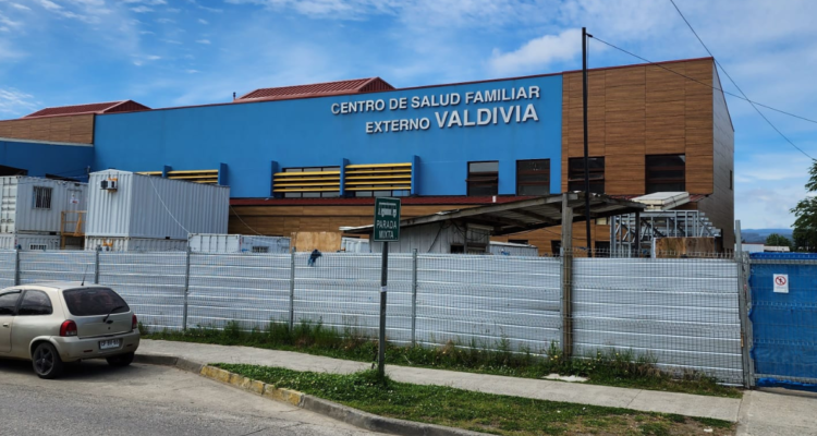 Paralización en obras de cesfam de Valdivia desde 2020 han provocado que máquinas e implementos se deterioren y no funcionen.