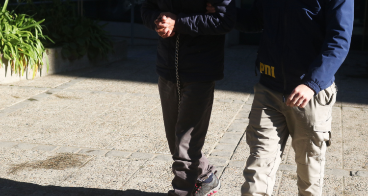 Hombre prófugo desde hace 1 año por los delitos de violación y homicidio en Valdivia, fue detenido en Los Ángeles.