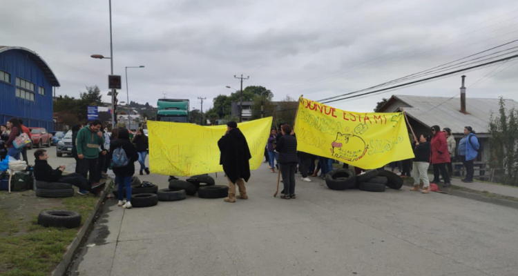 Profesores de Chiloé continuarán con paro indefinido hasta tener una fecha concreta para el pago de sus sueldos pendientes.