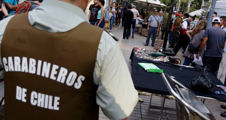 Carabineros detuvo a 3 comerciantes ambulantes en Puerto Montt: testigos aseguran que golpearon a uno que era menor de edad.