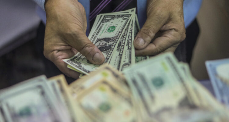 El dólar escala $20 y expertos apuntan a debilidad del peso chileno por incertidumbres locales