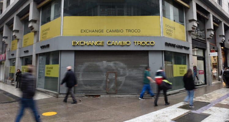 Crece tensión económica en Argentina: suben tasa de interés al 91% ante falta de dólares e inflación