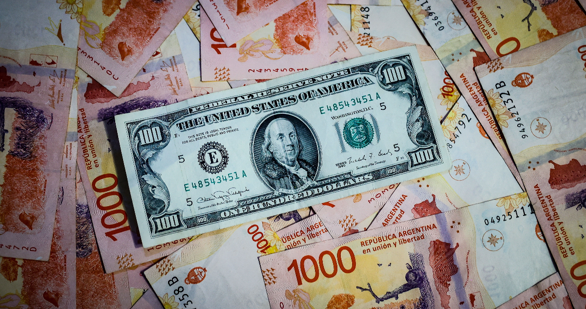 El dólar blue sube sin freno en Argentina y Alberto Fernández culpa a sus opositores