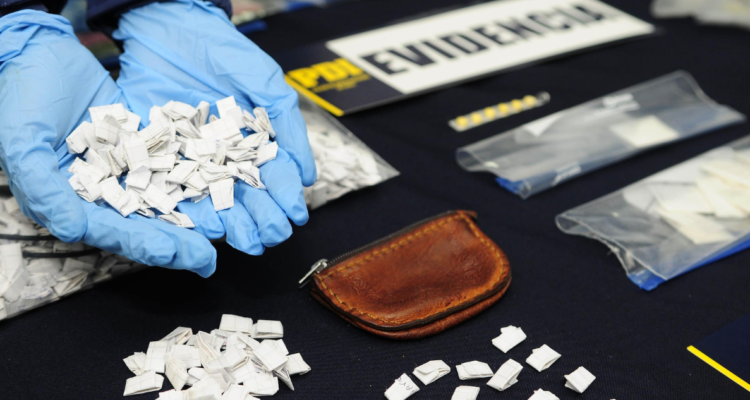 Dos detenidos por intentar ingresar $25 millones en cocaína a Rapa Nui.