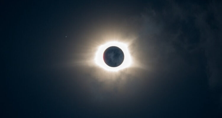 ¿Se verá en Chile el eclipse solar híbrido?