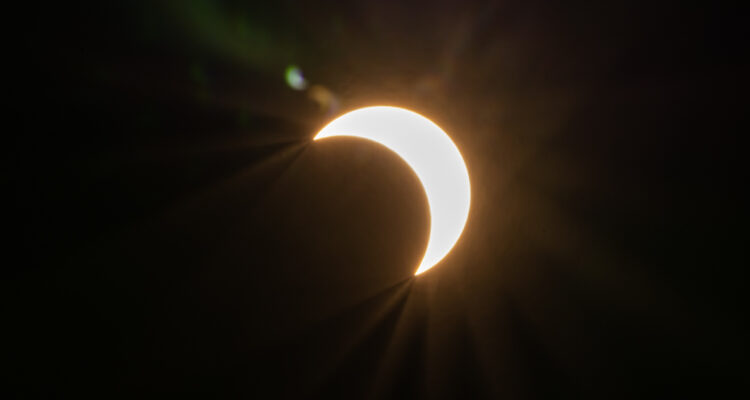 Eclipse solar híbrido de 2023