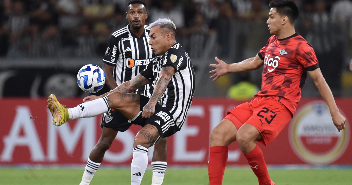 Eduardo Vargas sufre fuerte lesión y será una complicada baja para el Atlético Mineiro.