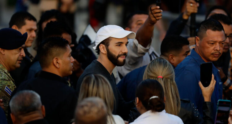 El Salvador extiende régimen de excepción para continuar “guerra contra pandillas” de Bukele