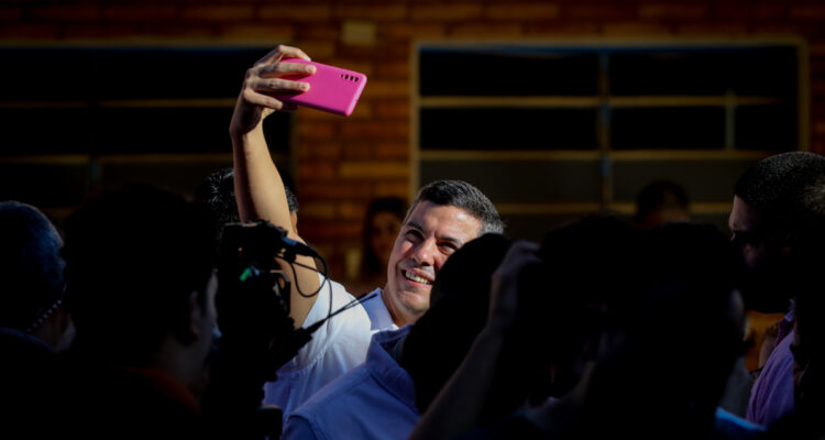 El candidato a la Presidencia de Paraguay por el Partido Colorado oficialista Santiago Peña, tras depositar su voto en la escuela St. Anne’s School de Asunción.