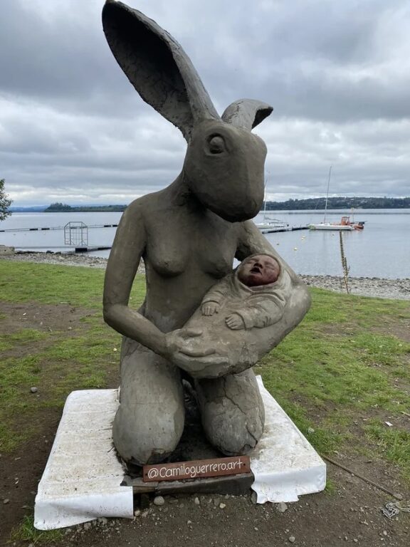 Polémica estatua de conejo en Puerto Varas