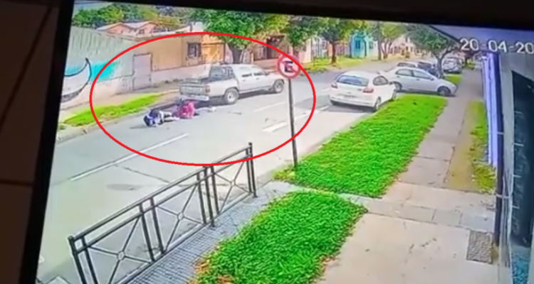 VIDEO: Conductor escapa tras atropellar y pasar sobre dos estudiantes en Temuco: