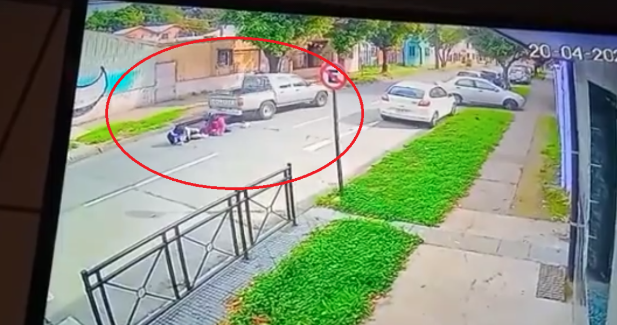 VIDEO: Conductor escapa tras atropellar y pasar sobre dos estudiantes en Temuco: