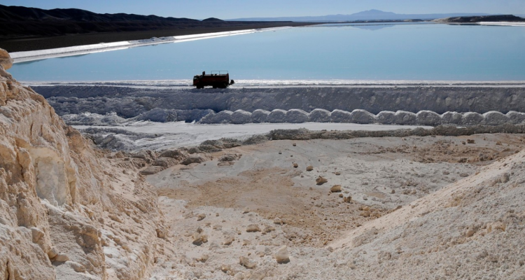 Extracción de litio en el Salar de Atacama.