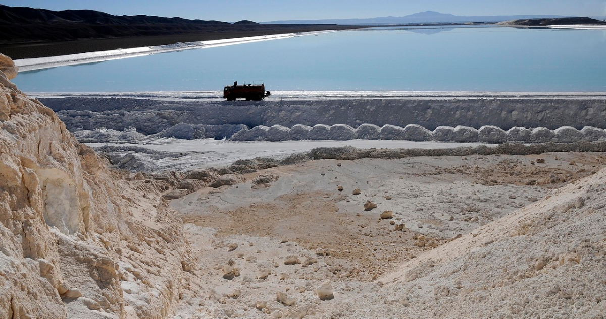 Extracción de litio en el Salar de Atacama.
