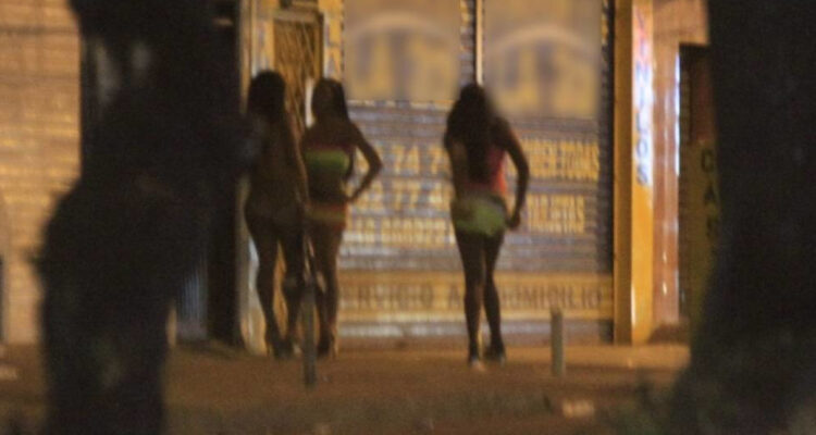 Detienen a familia que explotaba sexualmente a jóvenes colombianas en Chile