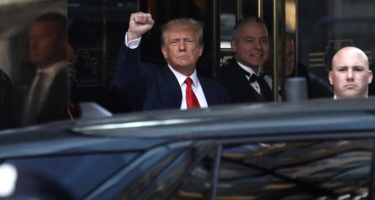 Donald Trump dejando la Torre Trump