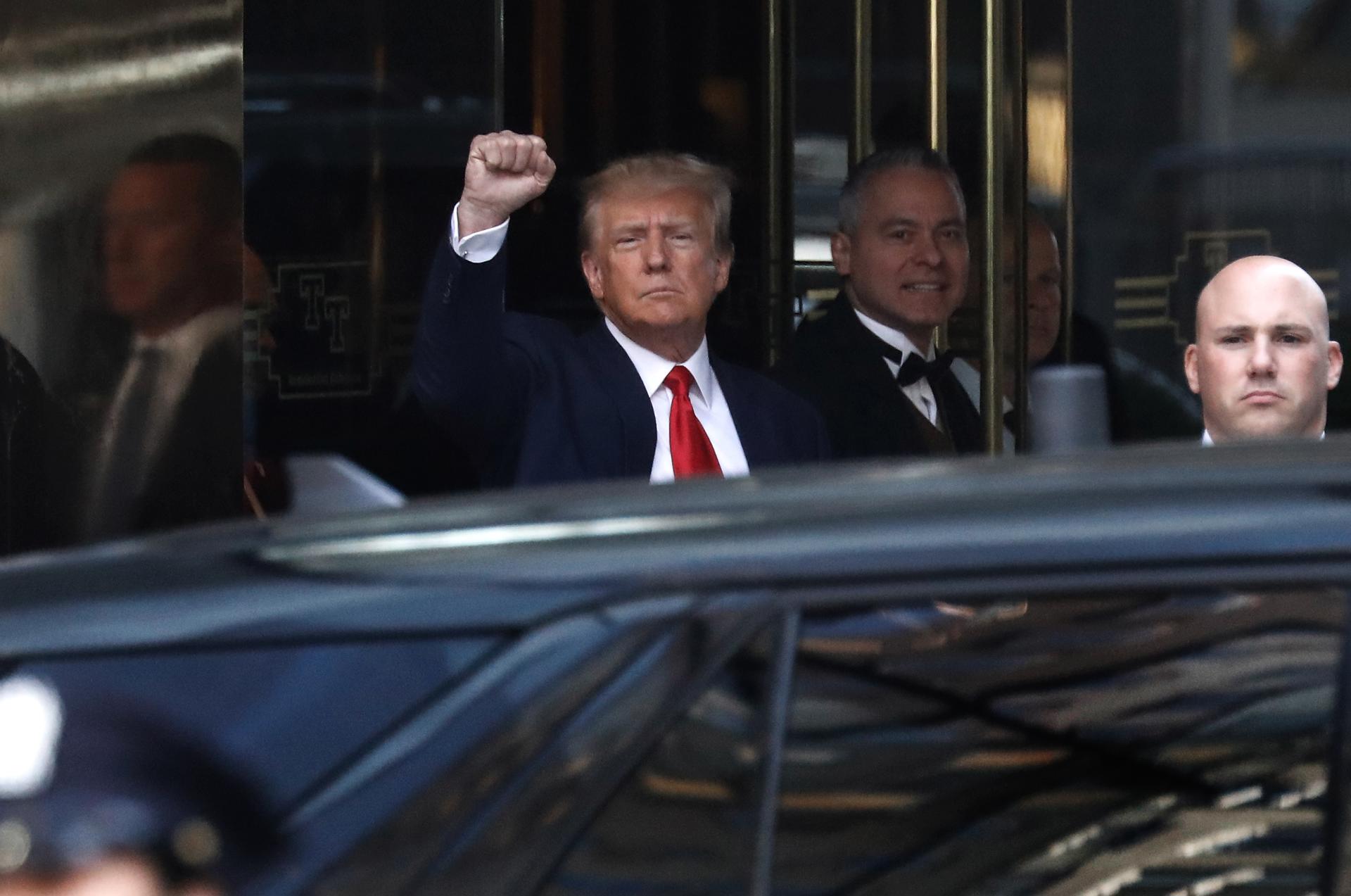 Donald Trump dejando la Torre Trump