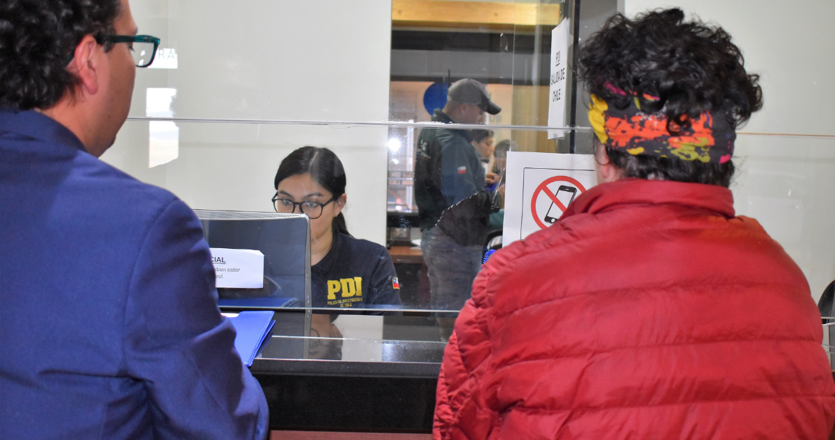 Expulsan a profesora argentina por ingresar a Chile con arma de fuego: no podrá ingresar en 10 años.