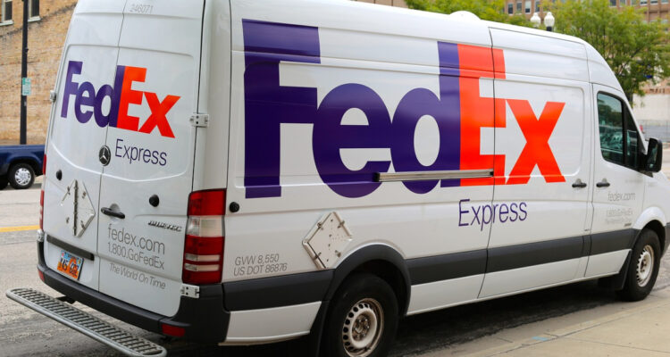La empresa multinacional FedEx anuncia una reorganización estratégica para reducir sus costos