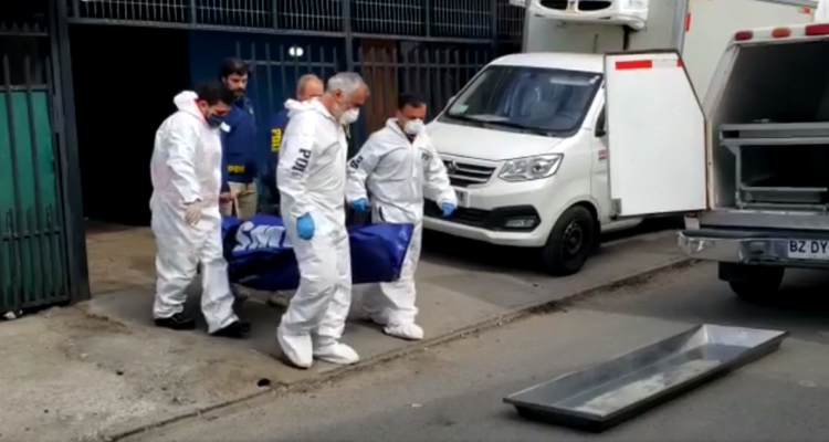 SML retirando el cuerpo del domicilio de la víctima, en Parral.