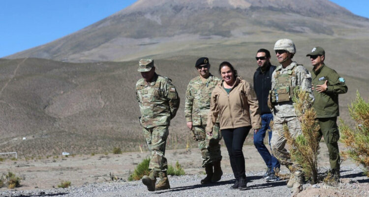 Fernández respalda a militares que están en la frontera y pide esperar investigación tras reportaje