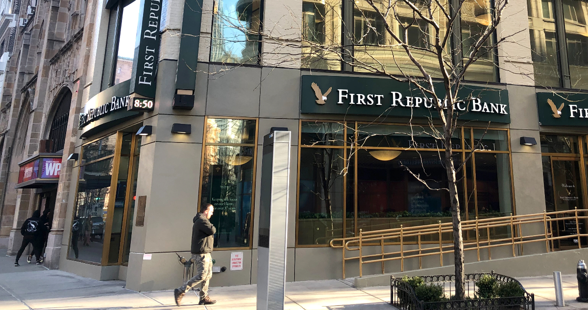 First Republic se hunde en la bolsa tras revelar enormes pérdidas ante la crisis bancaria