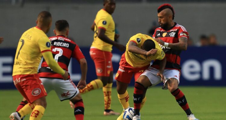 Con Vidal en cancha: Flamengo fue sorprendido ante Aucas en Ecuador en su debut en la Libertadores
