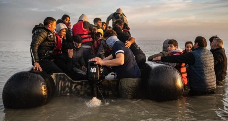 Francia aplaza polémica reforma migratoria por falta de apoyo