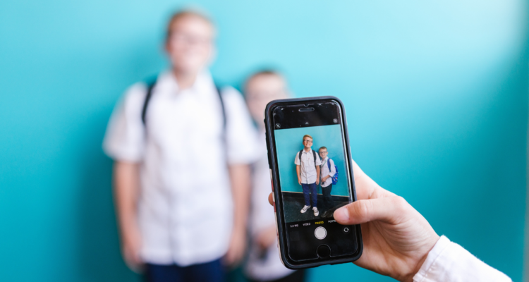 Incluso hijos: Francia legislará sobre la publicación de fotos de niños en Internet