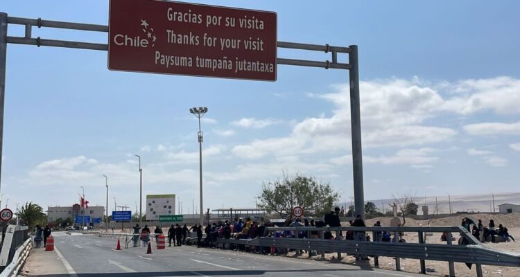 Se mantiene incertidumbre con futuro de centenares de migrantes varados en frontera entre Chile y Perú
