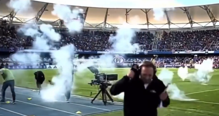 El momento en que hinchas arrojaron fuegos artificiales a la cancha del estadio de Collao.