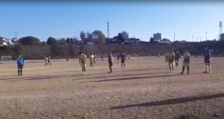 Jugador saca arma en partido sub 17 de fútbol amateur