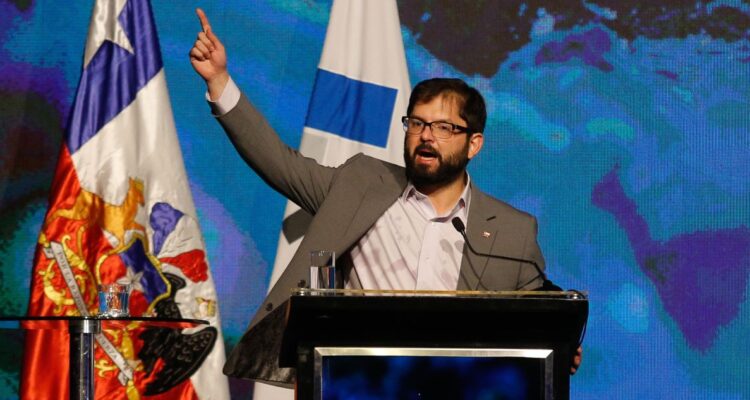 Boric se defiende de críticas por litio: “No aspiro a convertirme, ni Lagos, ni en Allende”